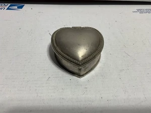 Portagioie vintage tono argento forma cuore coperchio incernierato - Foto 1 di 9
