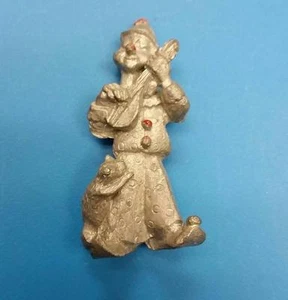 "RARO PAYASO DE PELTRE DE COLECCIÓN con GUITARRA con GATO en PIERNA * 2 1/8" - Imagen 1 de 2