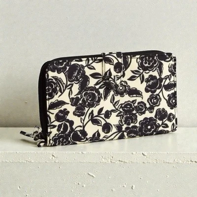 Cartera Vera Bradley con lengüeta grande patrón de flores burbujeantes negra y crema precio de venta sugerido por el fabricante 95 USD Foto 1 de 4