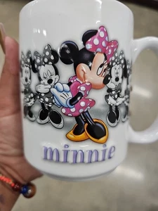 Taza de café XL de cerámica Minnie Mouse de los parques de Disney elevada en relieve 3D - Imagen 1 de 3