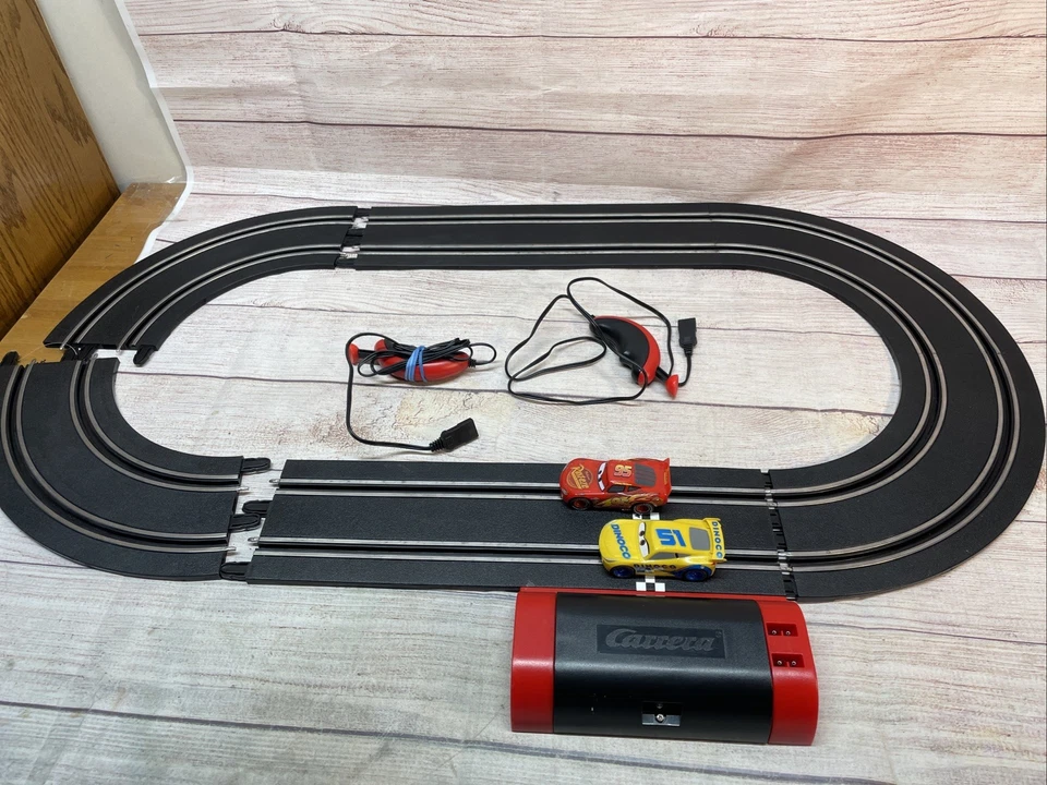 CARRERA DISNEY PIXAR SLOT CAR RACE Track con 2 CARROS. McQueen Dinoco rojo/amarillo Foto 1 de 4