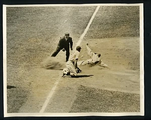 Wally Berger Stan Hack Umpire Stewart 1936 Press Photo Chicago Cubs Boston Bees - Picture 1 of 2