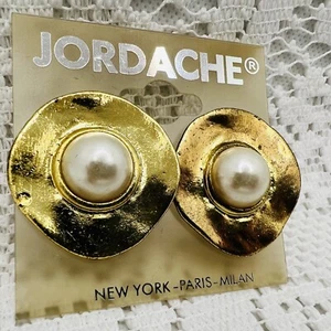 Vintage Jordache Gold Tone Scalloped Faux Pearl Modernist Clip On Earrings - Picture 1 of 7