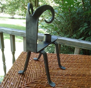 Portavelas cónico figura brutalista oveja carnero de metal minimalista naturaleza caprichosa - Imagen 1 de 9
