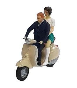 Mods FG19 con figuras pillion en scooter sin pintar escala Sin pintar - Imagen 1 de 7
