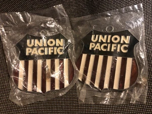 (2) Union Pacific Railroad Window SUN CATCHERS 4" X 4" con ventosas - Imagen 1 de 2