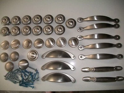 LOT OF 35 ASSORTED CABINET KNOBS AND PULLS BRUSHED NICKEL 71224 Foto 1 de 4