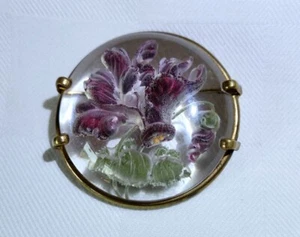 Broche Floral Antiguo Intaglio Lucite Tallado Pintado al Reverso con Marco de Latón - Imagen 1 de 7