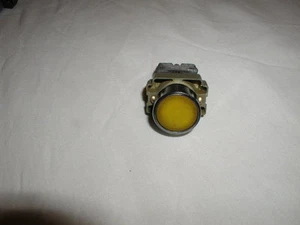 Interruptor momentáneo pulsador amarillo Telemecanique XB2 NO 500V 10A usado - Imagen 1 de 1