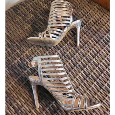 Tacones de aguja Christian Siriano líquidos metálicos plateados enjaulados 6 tiras de fiesta Foto 1 de 4