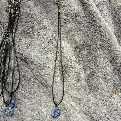 Collar colgante redondo de sodalita, encuentra el equilibrio y la paz. Piedra mármol azul blanco Foto 1 de 4