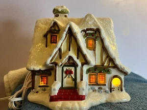Pueblo de Navidad Debbie Mumm Kringle Cottage Joanne tiendas iluminado MAX6752 - Imagen 1 de 9