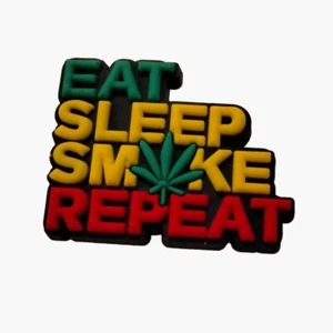 Encanto para zapatos de cannabis comer dormir repetir humo 1 pulgada rasta hierba verde amarillo rojo - Imagen 1 de 3