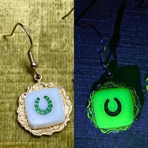 Lucky Horseshoe Uranium Glass Earrings Green Rhinestone & Gold Tone Dangle - Picture 1 of 9