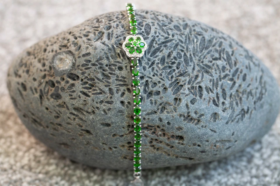 Brazalete de plata de ley de diamantes y diopsidos cromados Foto 1 de 1