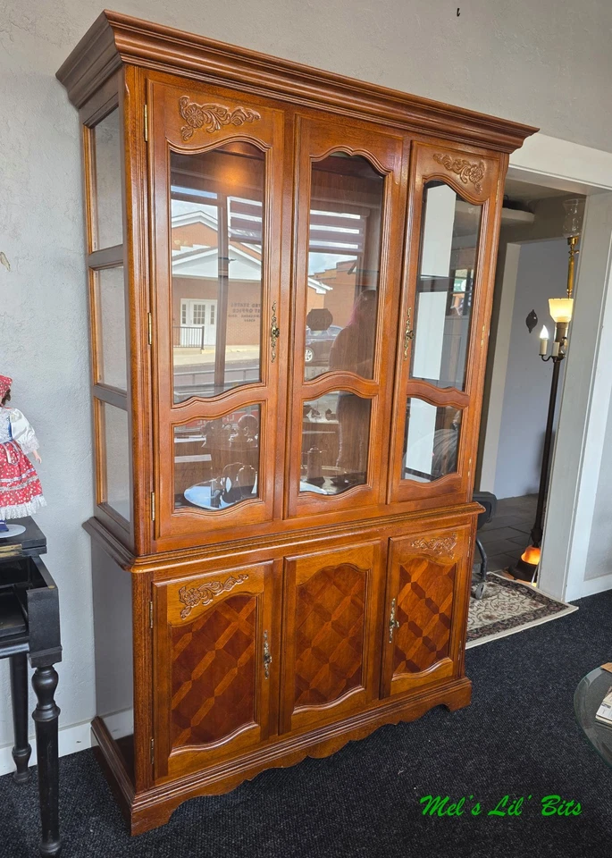 Vitrina tradicional de porcelana de roble de mediados de siglo Curio Hutch Foto 1 de 4