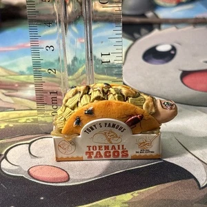 Zuru Mini Brands Mega Gross Serie 2- Mini Figura Tony’s Famous Toenail Tacos - Imagen 1 de 2