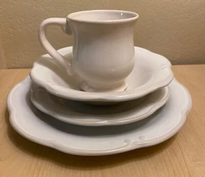 De Colección Bombay 4 Piezas Montelena Place Setting Blanco Festoneado Cena Postre, Taza Tazón - Imagen 1 de 17