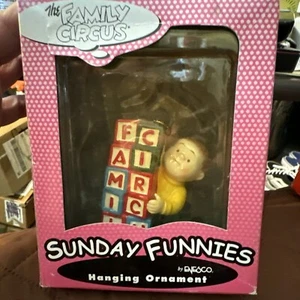 Neu im Karton (Box Wear) Enesco Sunday Funnies Ornament Der Familienzirkus? Dolly Blöcke - Bild 1 von 4