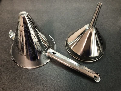 Spitzsieb extrafein 16 cm und Trichter 15 cm aus Edelstahl - TOP-Zustand - - Bild 1 von 4