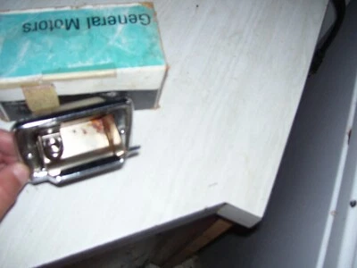 Nuevo de Lote Antiguo 1982-1984 Chevrolet Buick Riviera Olds Tamaño Completo Apoyabrazos Trasero Bandeja de Cenizas  Foto 1 de 4