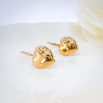 Pendientes de gancho colgantes antiguos de oro rosa de 14k con diseño de corazón de flor repujada Foto 1 de 4
