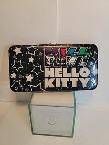 Kiss Hello Kitty Loungefly Geldbörse Druckknopfverschluss dünnes Vinyl  - Bild 1 von 10