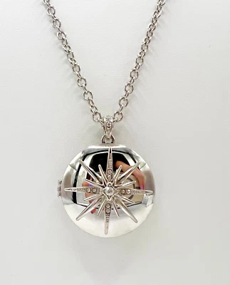 Collar Colgante Medallón Aniversario Tono Plata Belle Noel Kim Kardashian Foto 1 de 4