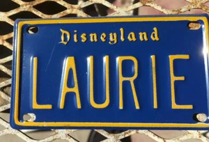 Placa de licencia de bicicleta Disneyland vintage de metal de los años 70 - LAURIE - Imagen 1 de 2