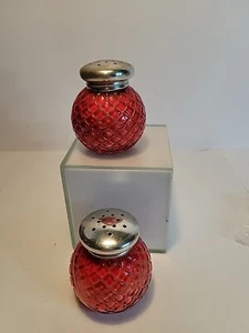Ruby Red Quilted Glass Avon Charisma Powder Sachets With Lids - Imagen 1 de 6