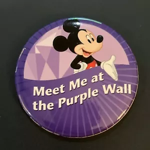"Meet Me At The Purple Wall" Mickey Mouse Disney Pin Button 3" Neu aus altem Lagerbestand #36 - Bild 1 von 3