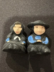 vintage miniature cast iron Amish boy and girl sitting - Picture 1 of 5