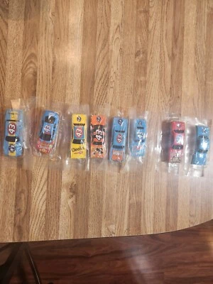 Richard Petty #43-Lote de 8 Cherrios, Wheaties, Chex, amuletos de la suerte y Belvedere Foto 1 de 2