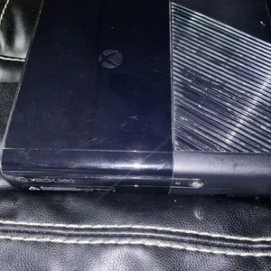 Microsoft Xbox 360 E 4GB Home Console - Black - Picture 1 of 15