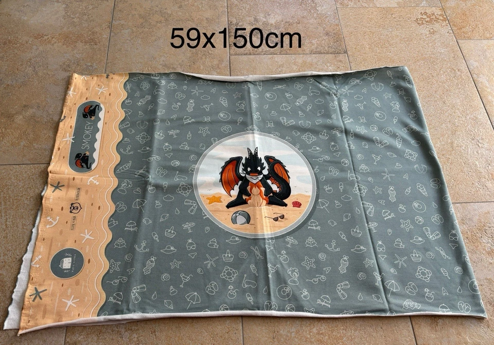 Fluse&Bär dünner French Terry Stoffpanel Drache Smoky am Strand Kinder/BabyStoff - Bild 1 von 1