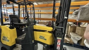 Aisle Master Forklift - Picture 1 of 6