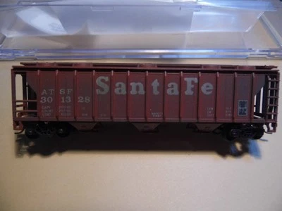 N - Atlas (Austria) - 3 Bay Covered Hopper, Santa Fe ATSF 301328    MM couplers - Image 1 of 2