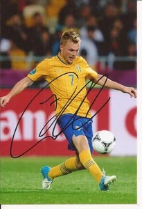 SWEDEN & ALLSVENSKAN CLUB AIK* SEBASTIEN LARSSON SIGNED 6x4 ACTION PHOTO+COA - Picture 1 of 1