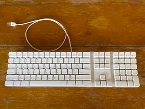 Genuine Apple A1048 Keyboard With Numeric keypad White – Great Condition! - Picture 1 of 4