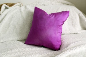 Kissenhülle lila Seide Kissenbezug Sofakissen handcoloriert - Bild 1 von 6