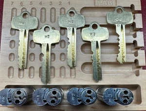4 MIGLIORI SFC 7-Pin Core, Master Keyed, "BA" Keyway cromato spazzolato 5 tasti - Foto 1 di 9
