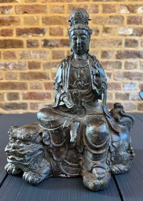 Китайская Бронзовая Гуаньинь со Змеей, Цин с Знаком Сюанде – Сидит на Льве - Изображение 1 из 4