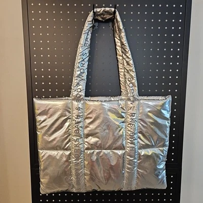 Nuevo con etiquetas Bolso de Mano Bath and Body Works Metálico Plateado Hinchado Líneas Doble Asa XL Foto 1 de 4