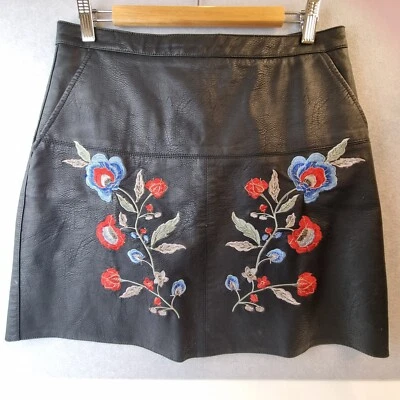 Saia Dotti preta de couro sintético 12 bordada floral ousada feminina grunge gótica - Imagem 1 de 4