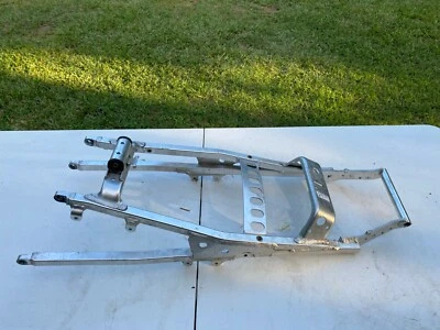 99-02 YAMAHA YZF R6 SUBCHASIS TRASERO RECTO OEM  Foto 1 de 4