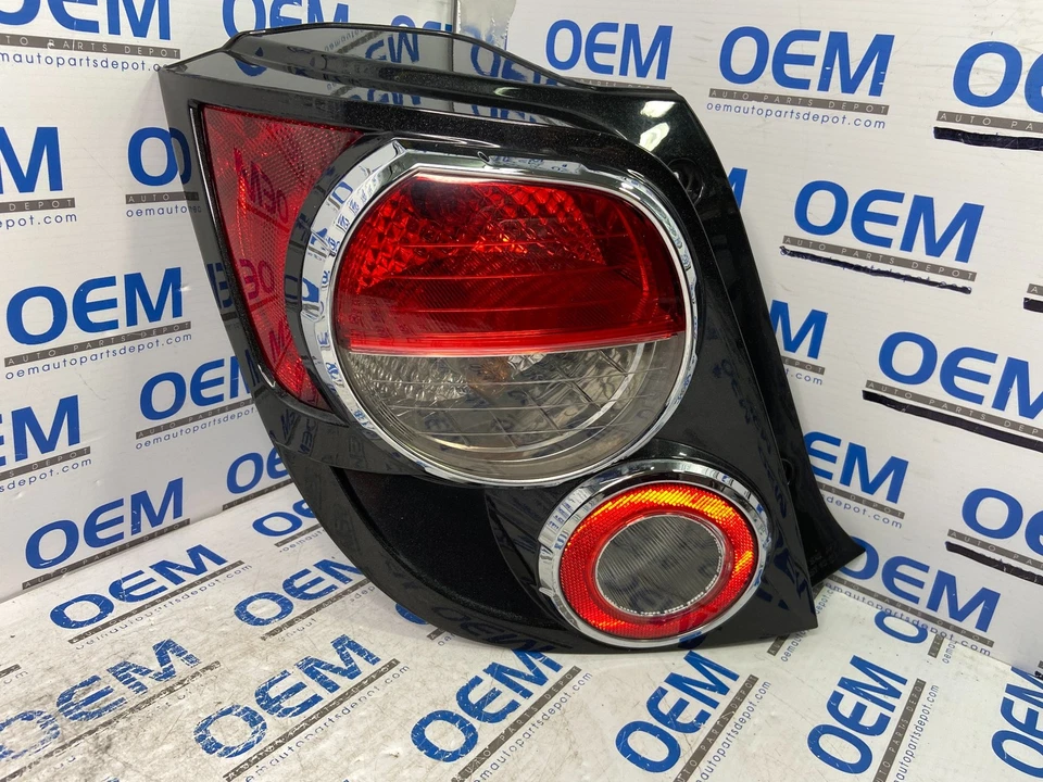 12-16 CHEVROLET SONIC HATCHBACK conductor/lado izquierdo luz trasera luz trasera OEM Foto 1 de 4