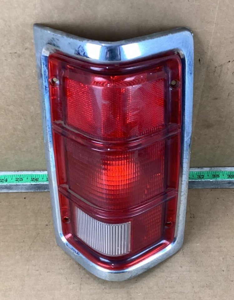 Conjunto de luces traseras laterales para pasajero derecho Dodge Ramcharger 1988-1993 Foto 1 de 4