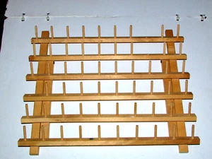 Holz June Schneider NÄHGARN RACK 57 Heringe Schreibtisch/Wandhalterung 16x14" (schwarz Box - Bild 1 von 4