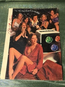 HUGH HEFNER & PATTI MCGUIRE (1976 Centerfold Bunny) rivista AUTOGRAFATA Pg OOAK - Foto 1 di 11