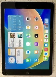 Apple iPad 5th Gen A1823 Tablet 9.7" Apple A9 32GB 8MP USB 2.0 Wifi- CELLULAR - Picture 1 of 5